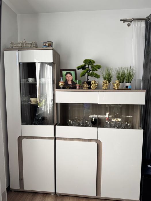 Dwie witryny w stanie bardzo dobrym