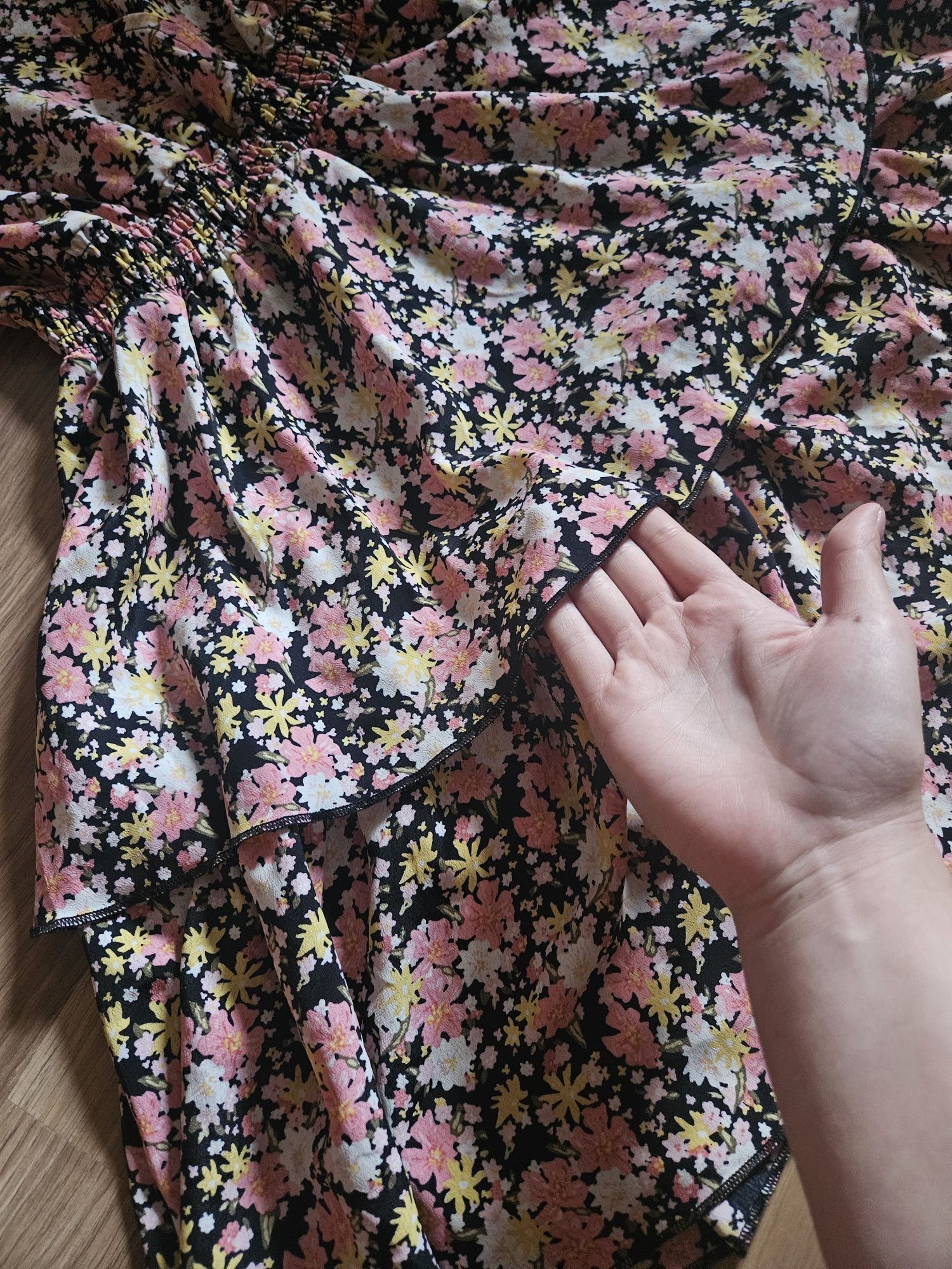 Piękna letnia sukienka w kwiaty z falbankami