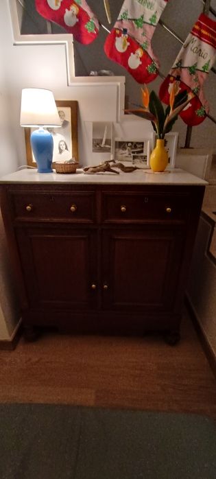 Móvel muito antigo, bem cuidado