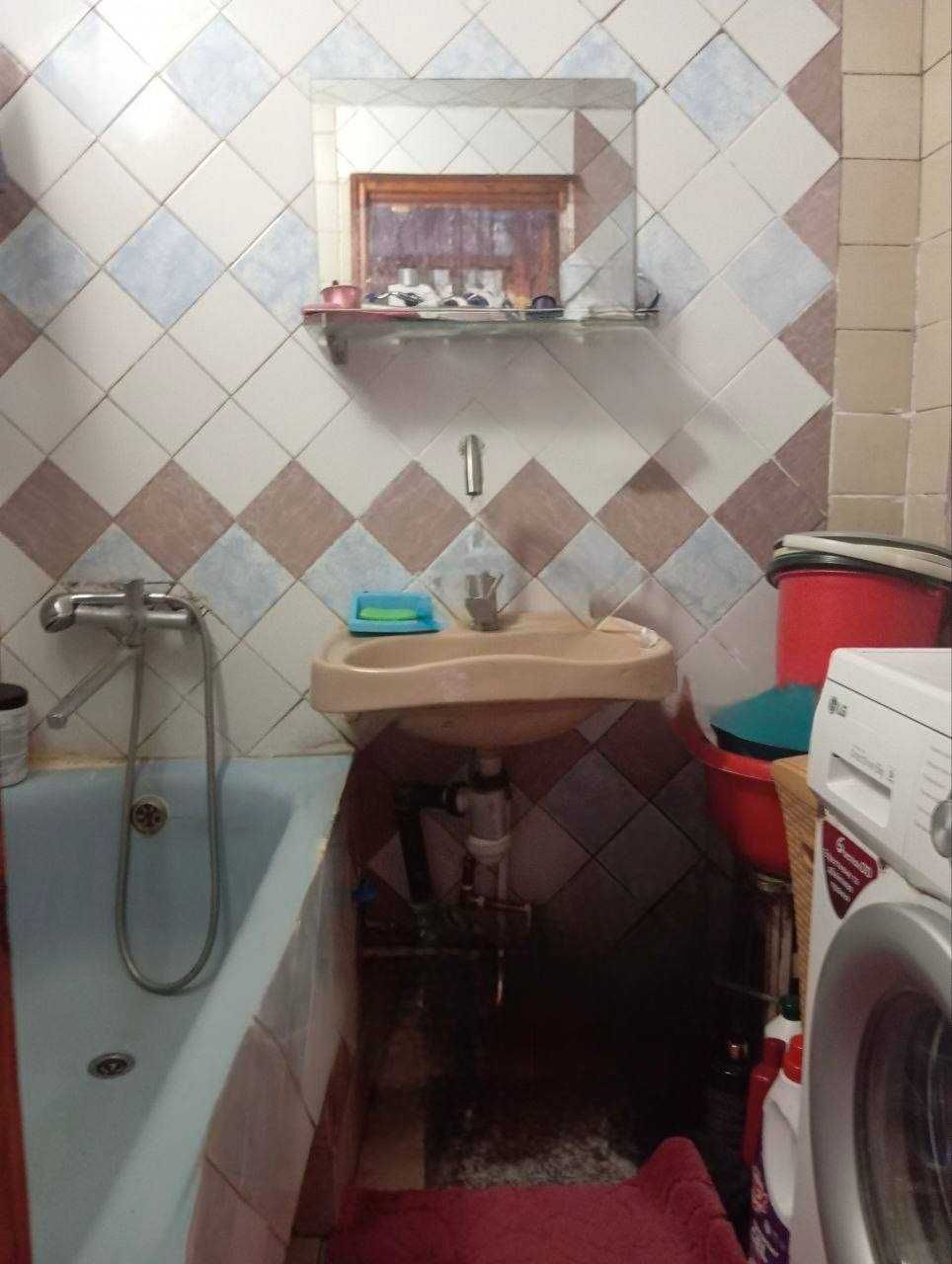Продам 2-кімнатну кв-ру на  вул. Днепродорога / Висоцького