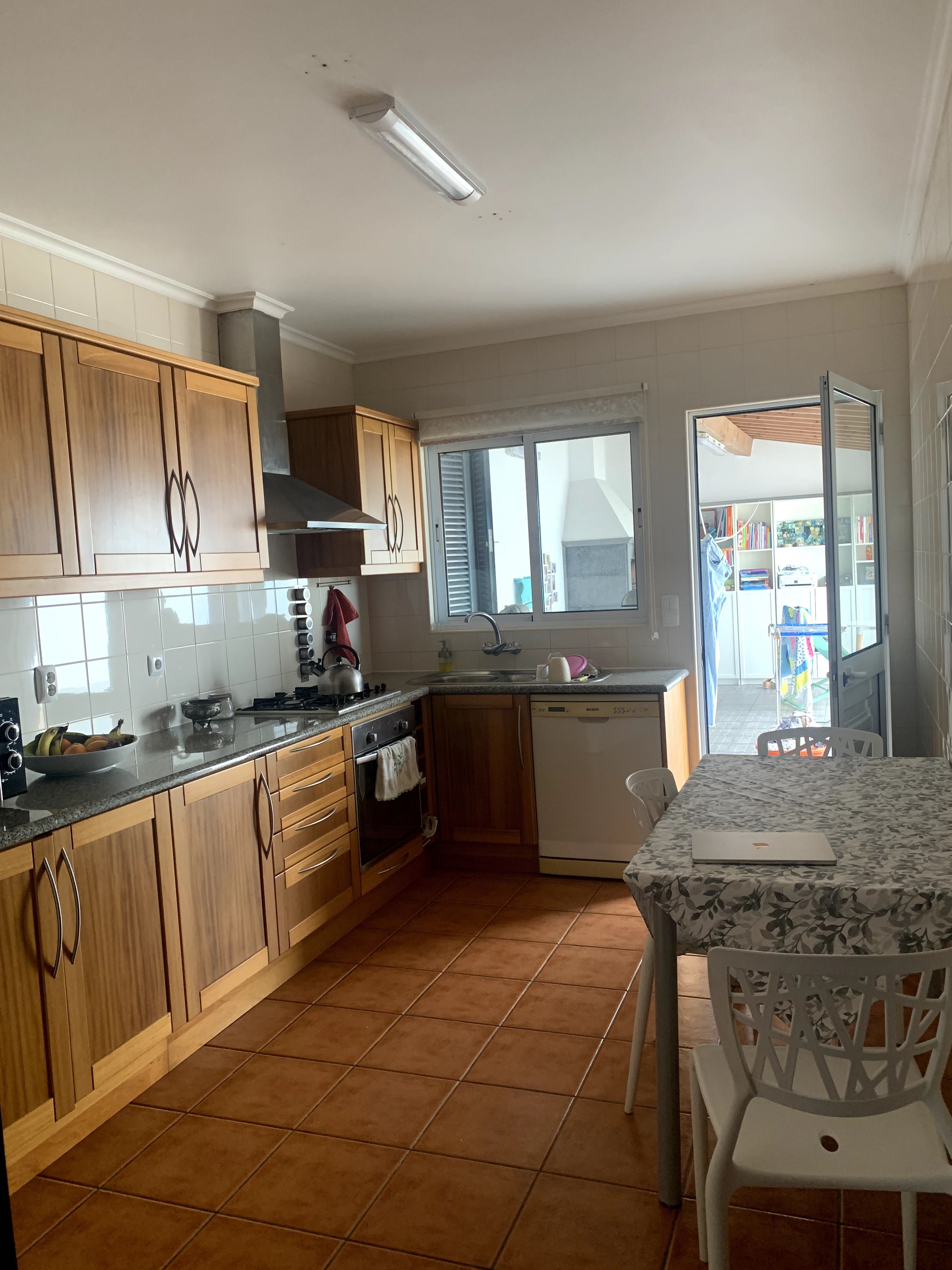 Quarto com casa de banho e sala privativas e cozinha partilhada