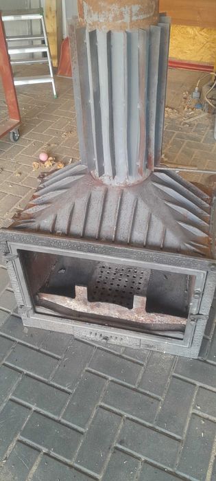 Kominek żeliwny.