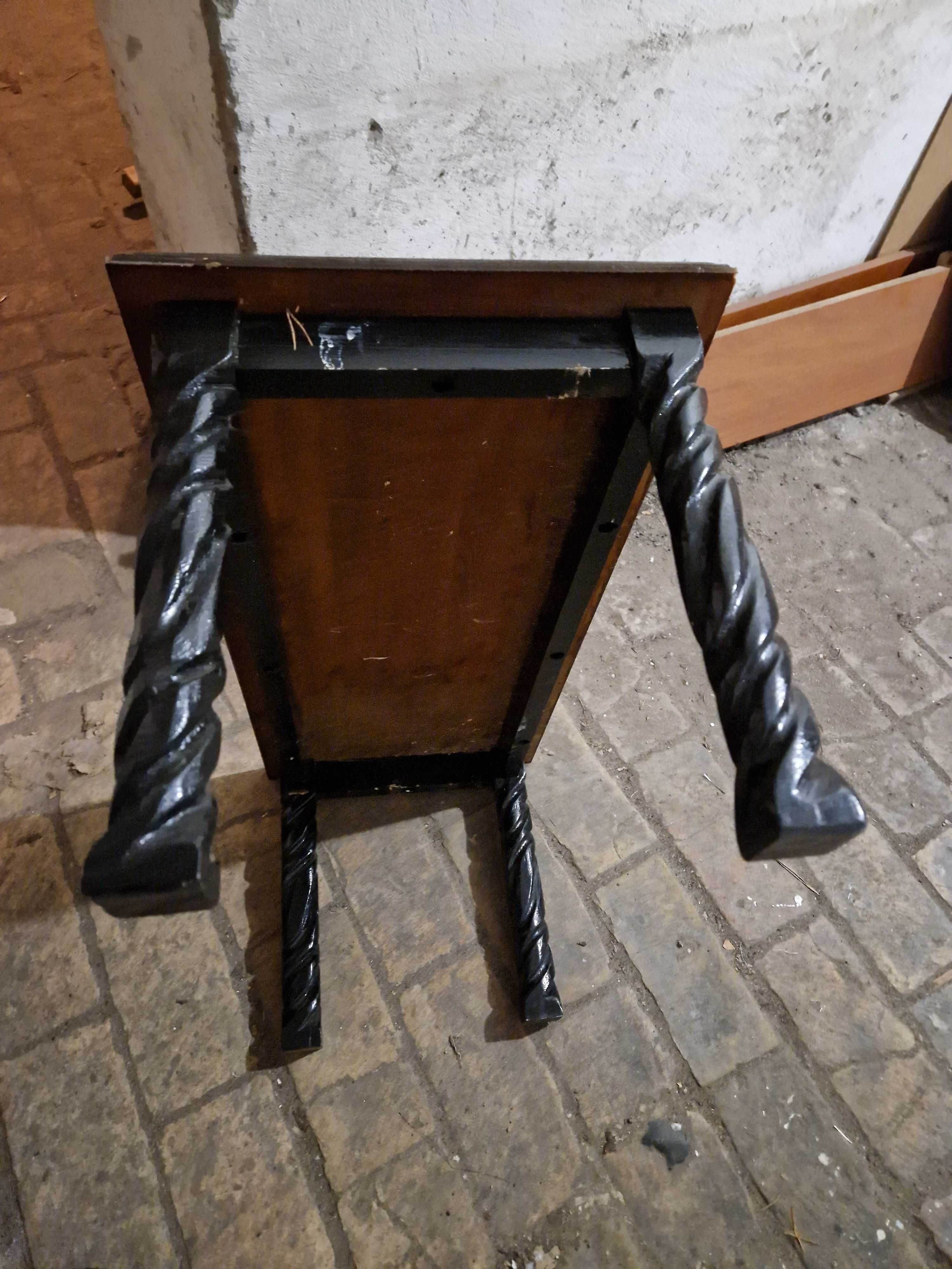 Stolik-pomocnik lub ławka do przedpokoju
