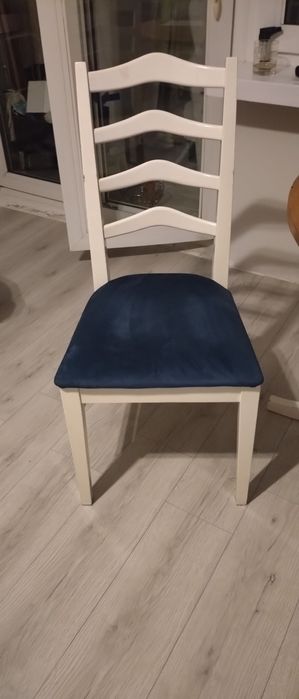 Krzesła stół okragly