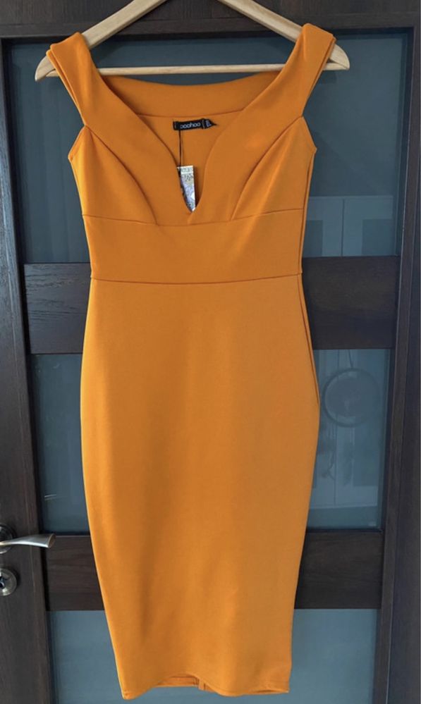 Nowa elegancka sukienka BOOHOO