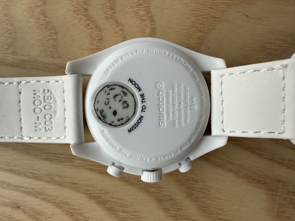 MoonSwatch Snoopy White