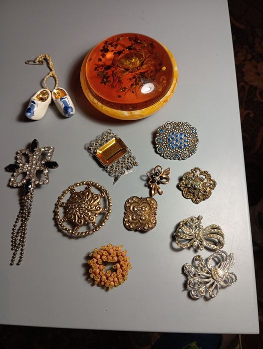 Продам лот из разных колекционых предметов цена за все сразу 600 гр