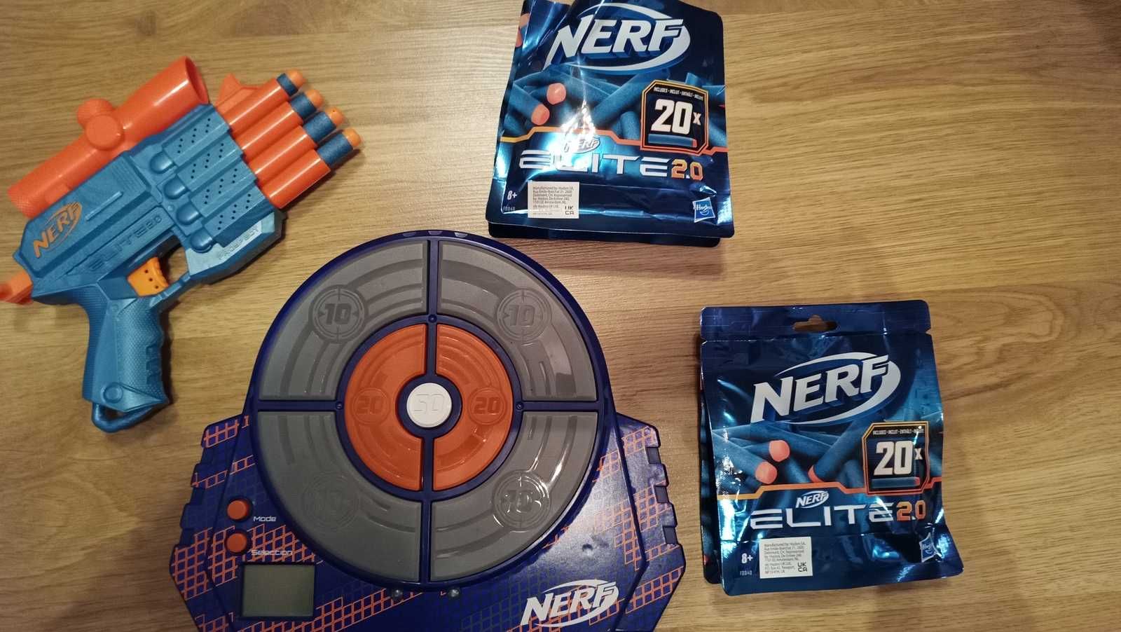Pistolet Nerf z tarczą i kompletem strzałek