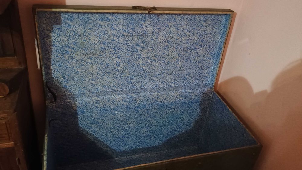 Bau em Madeira Antigo com chave