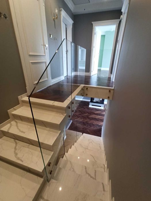 Schody z oryginalnego kamienia, konglomeratu, spieku, marmuru.