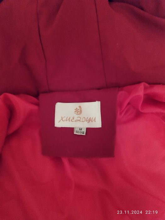 Дуже гарна курточка тільки два рази ношена