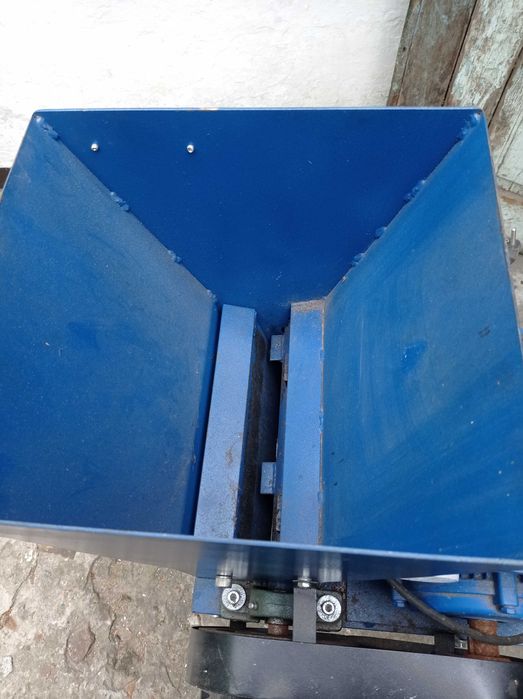 Горіхокол, установка для розлущування волоських горіхів