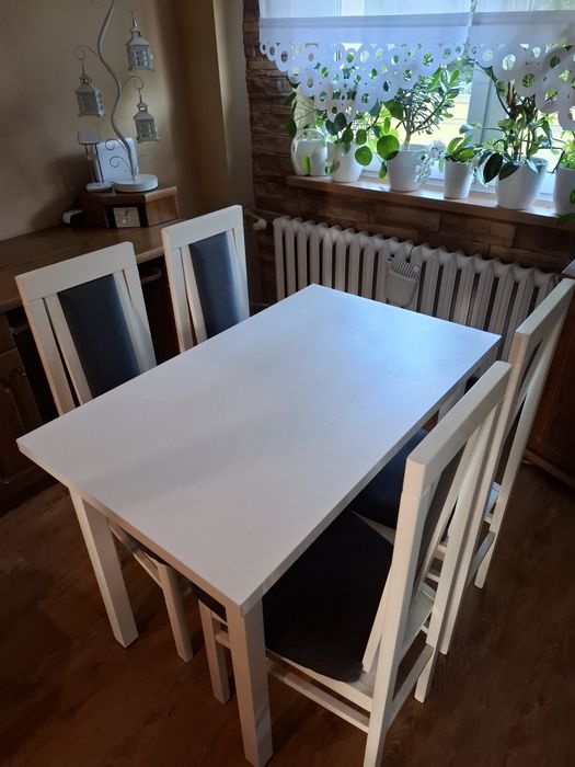 Sprzedam stół biały plus krzesła