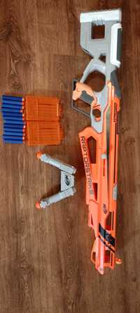 pistolet na strzałki nerf accustrike series z wyposażeniem