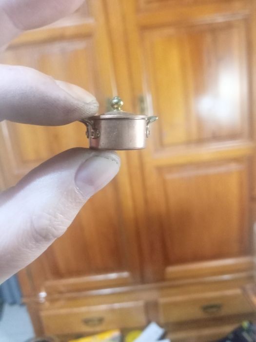 Miniaturas em latão, tachos em cobre,porcelana e em ferro.