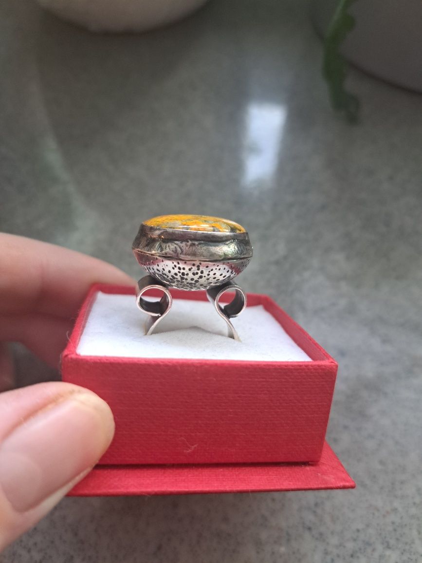 Srebrny pierścień z jaspisem trzmielim autorski srebro