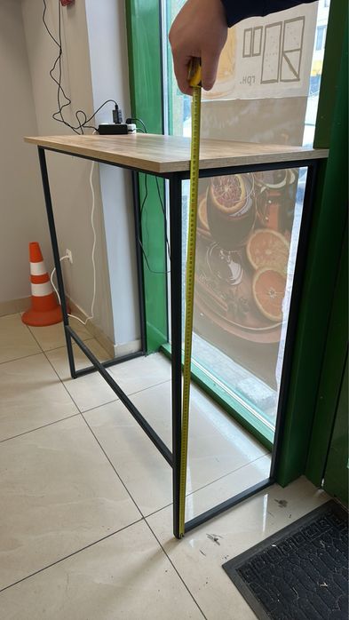 Продаєця два столи