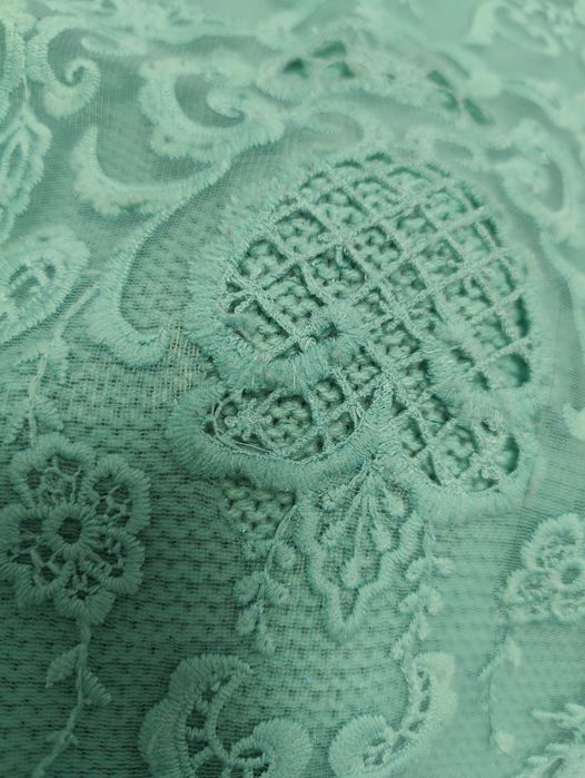 М'ятний в'язаний светр з жемчугом