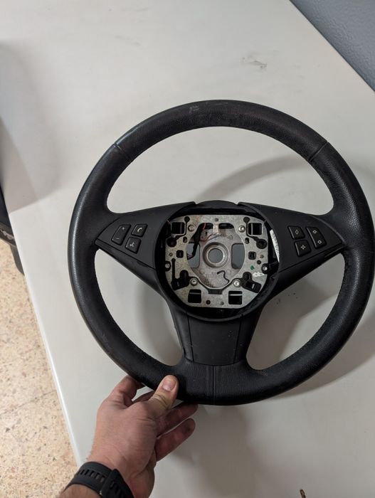 Volante BMW serie 5 sem airbag em bom estado.