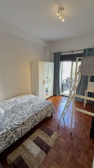 Quarto 2 camas, p casal c/s filho em Entroncamento  a 800 m da estação