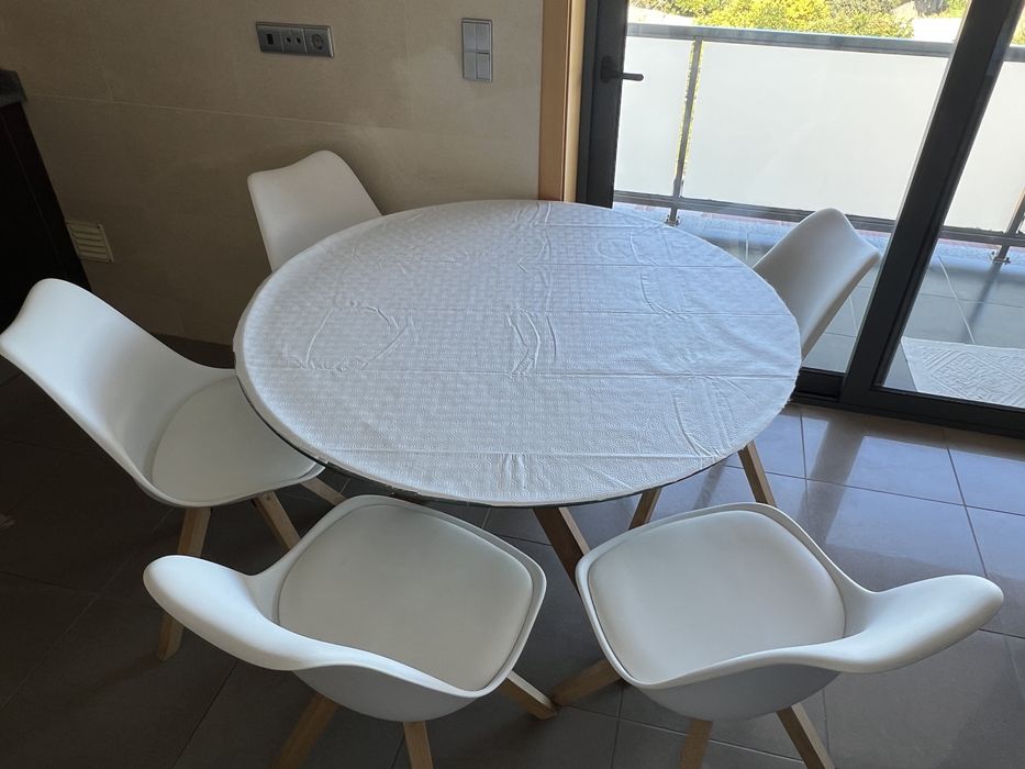 Conjunto de mesa e cadeiras