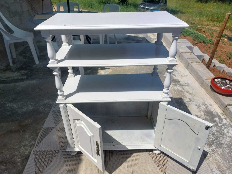 Estante branca para tv com 3 andares e 2 portas