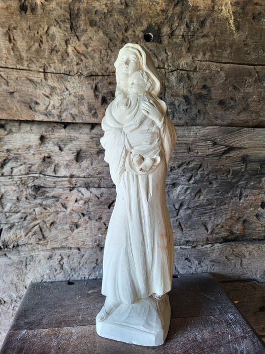Figurka Matki Bożej z dzieciątkiem Jezus Maryja