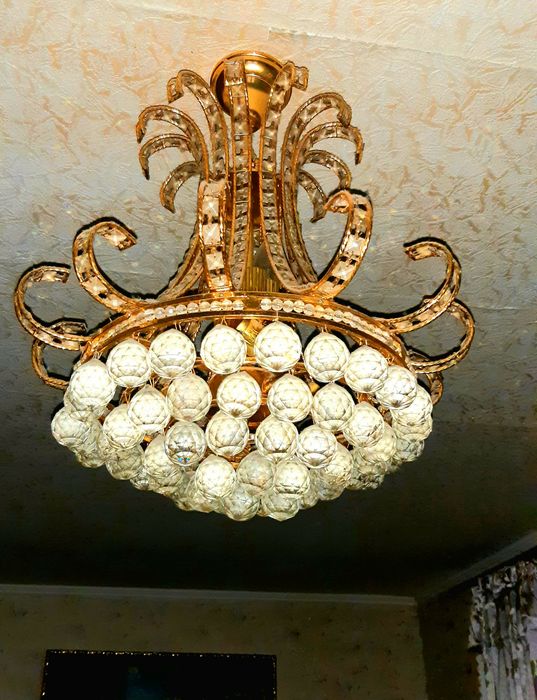 Люстра в ідеальному стані.