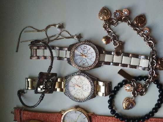 Zegarki bransoletki wisiorek kolczyki biżuteria cały zestaw.Okazja.