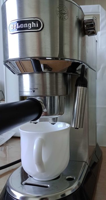 Рожковая эспрессо‑кофемашина  EC680.M из серии Dedica от DeLonghi .