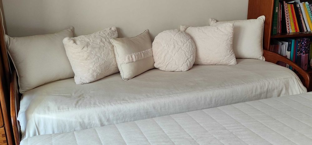 Edredão e almofadas para cama de solteiro