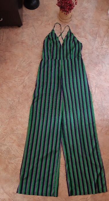 Комбинезон полоска, разрезы по бокам, открытая спина prettylittlething