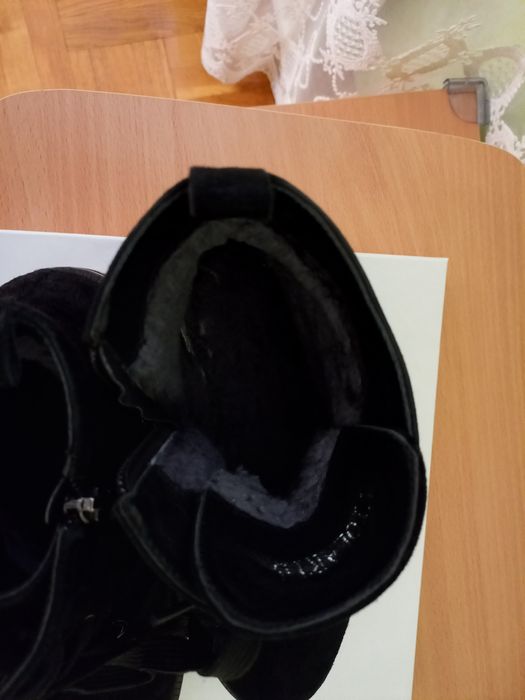 Зимове  жіноче  замшеве  взуття  на  цегейці, у  відмінному  стані.