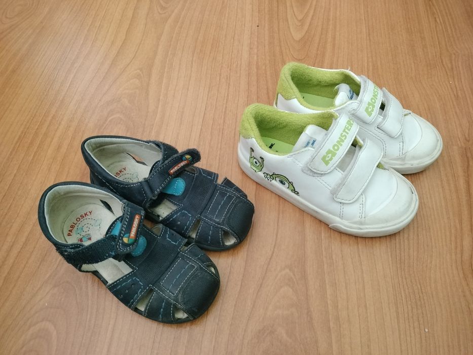 Sapatilhas T25 e sandálias T23