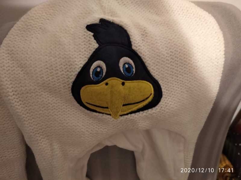 Biała czapka z aplikacją Angry Birds z wiązaniami