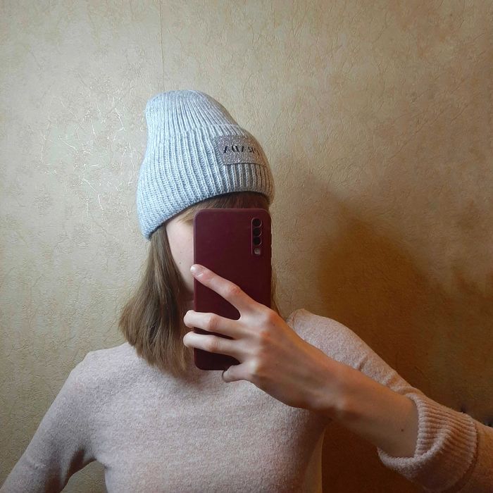 Жіноча в'язана шапка сіра Женская шапка вязанная серая