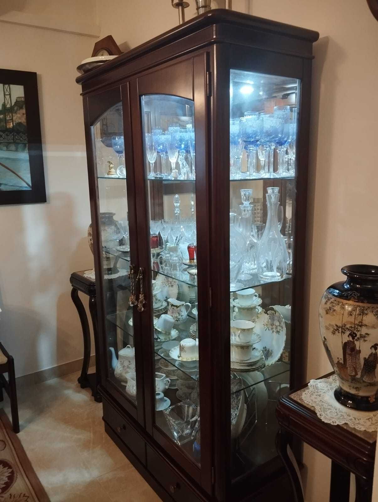 Cristaleira de vidro com luz
