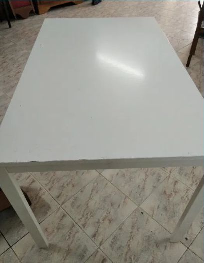 Mesa branca com pés em ferro 1.00x0.60 m