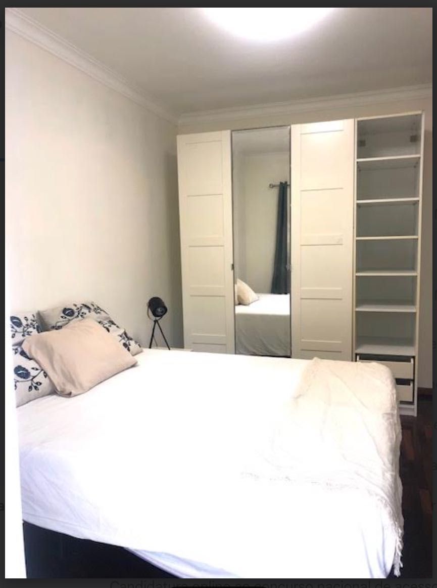 Quarto Sesimbra com muita luz, sossegado e varanda privativa.