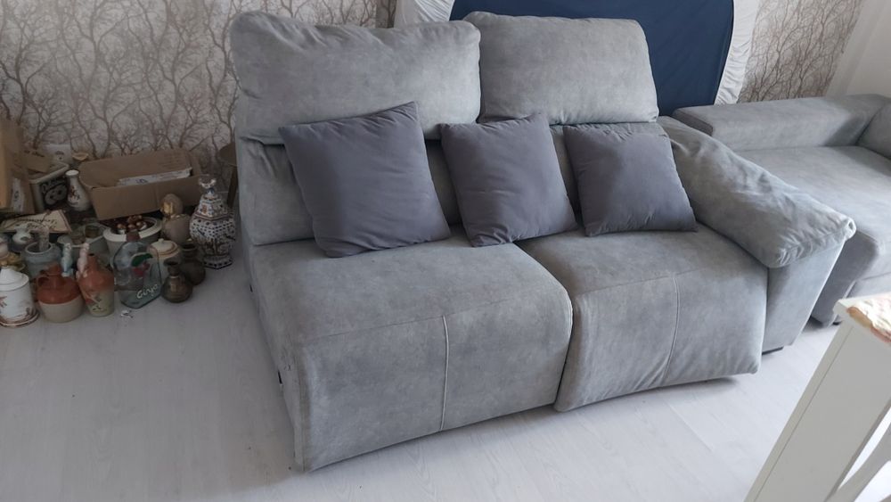 Vendo sofás cor cinzenta com almofadas