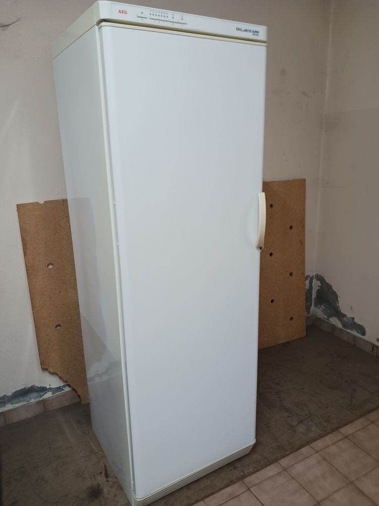 Vendo arca congeladora de gavetas AEG ...255 LITROS ,,,MEDIDAS 179 ALT