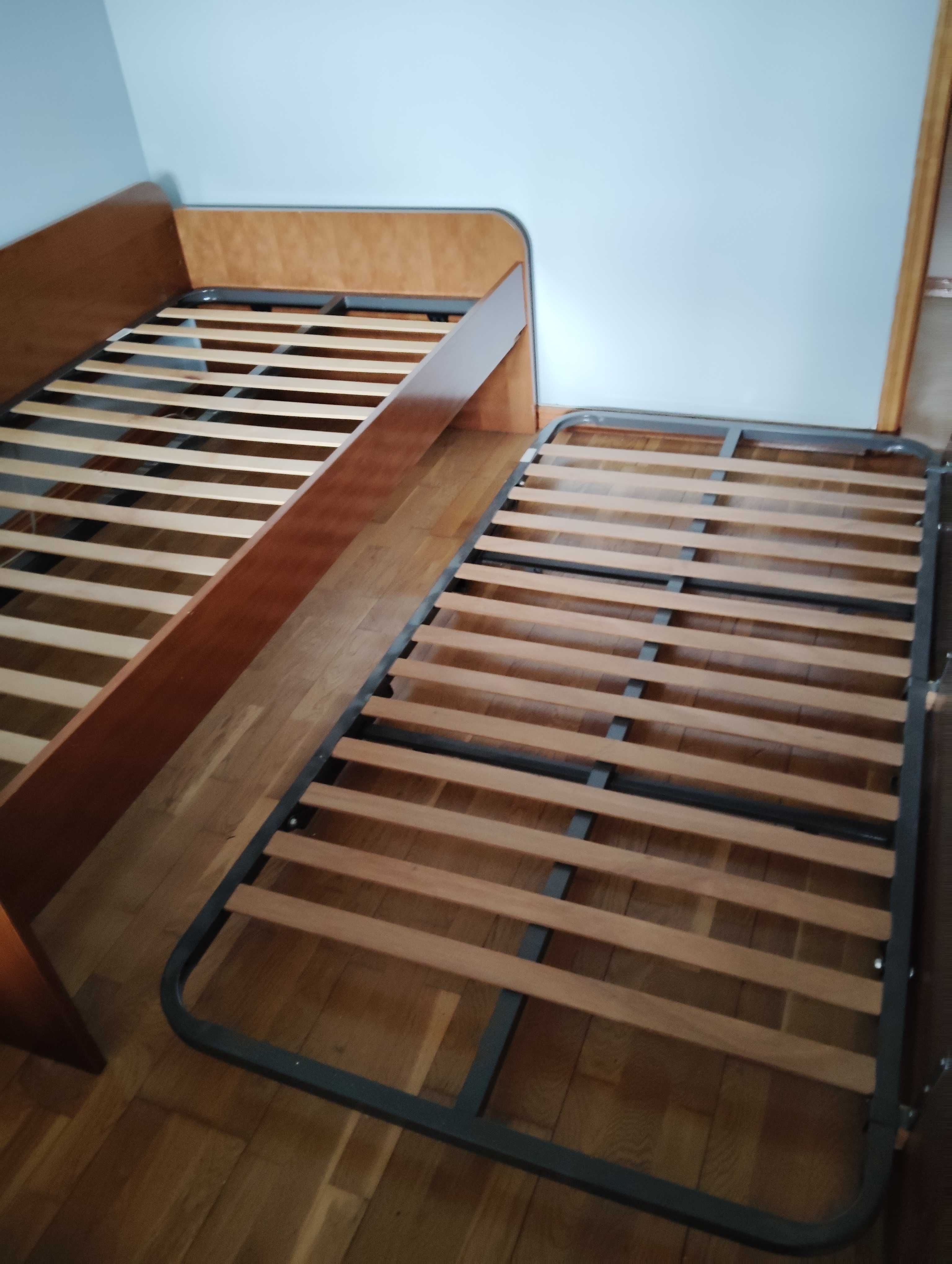 Cama dupla de solteiro.