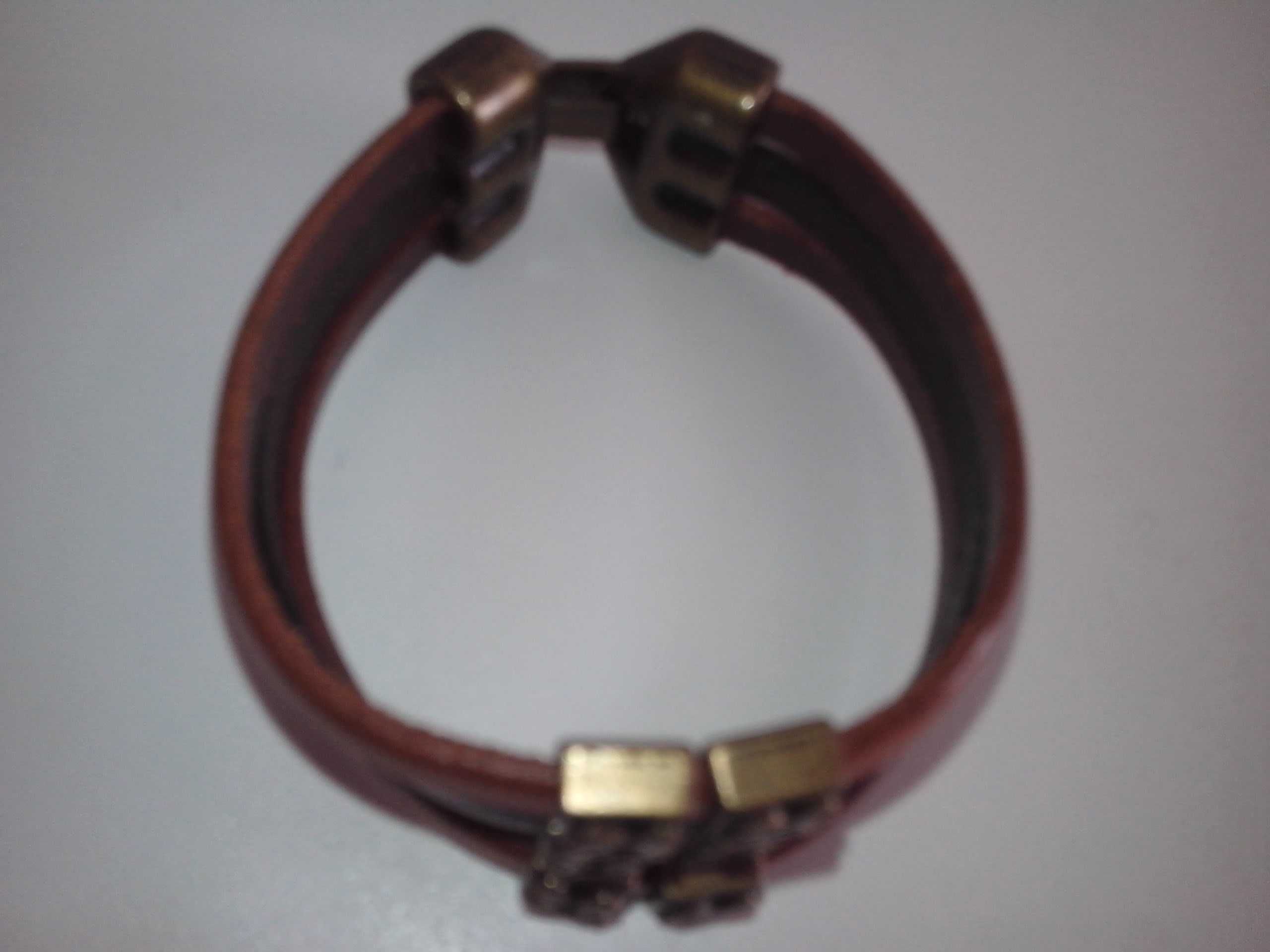 Pulseira de  cabedal. Nova.