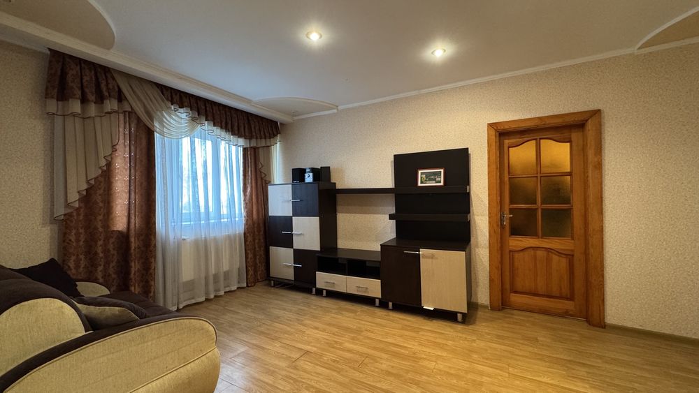 Продаж 2 кімнатної квартири на Домбровського з АО.