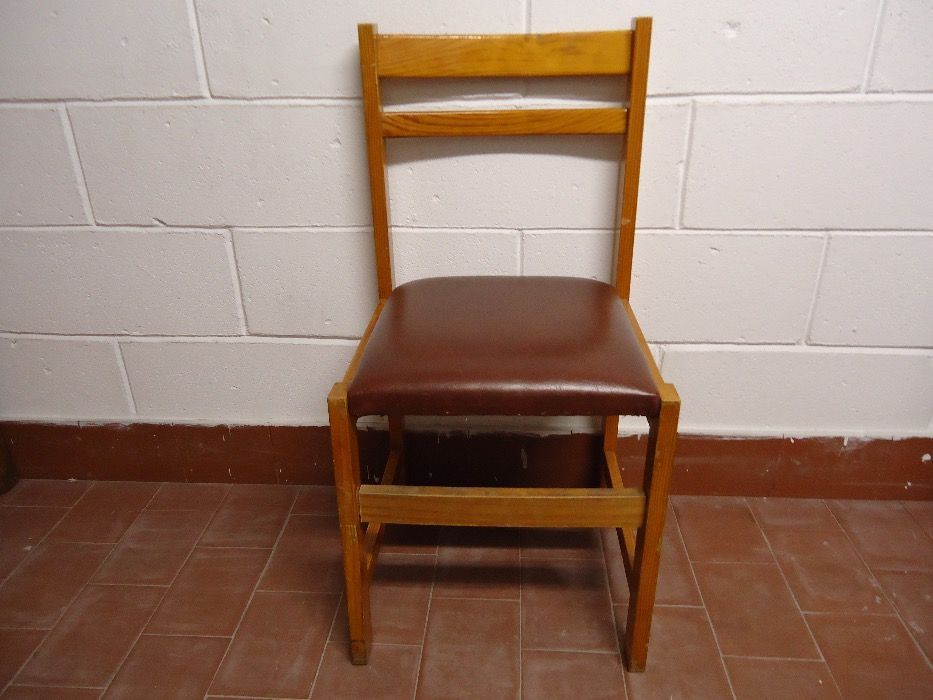 2 Cadeiras madeira maciça tampo forrado em pele. Sala quarto cozinha.