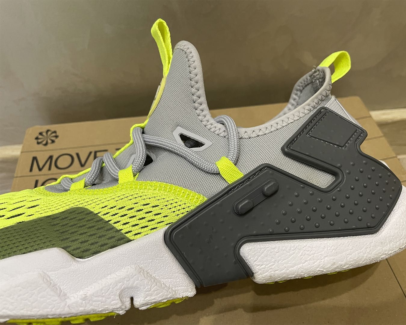 Оригінальні Кросівки Nike Air Huarache Drift BR Volt