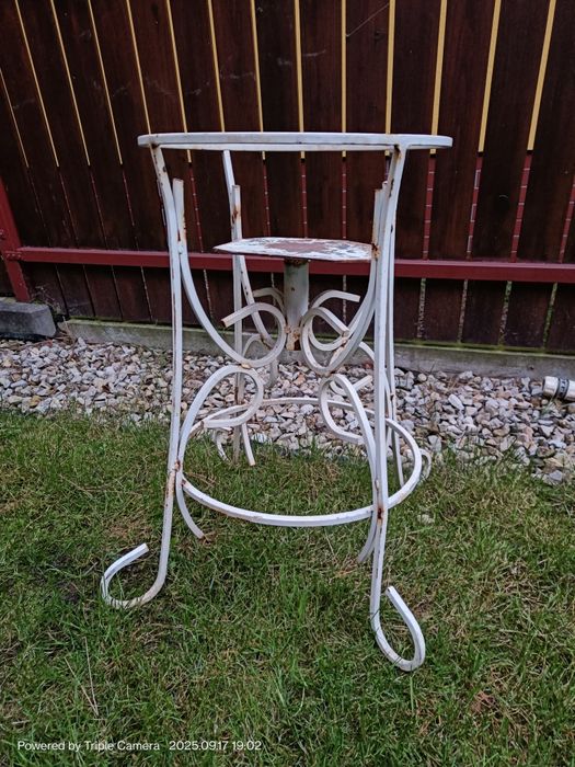 Solidny kwietnik kuty.