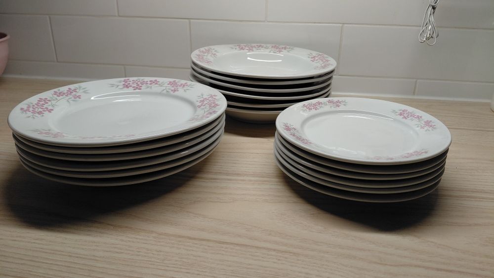 Zestaw talerzy z porcelany, Lubiana  PRL