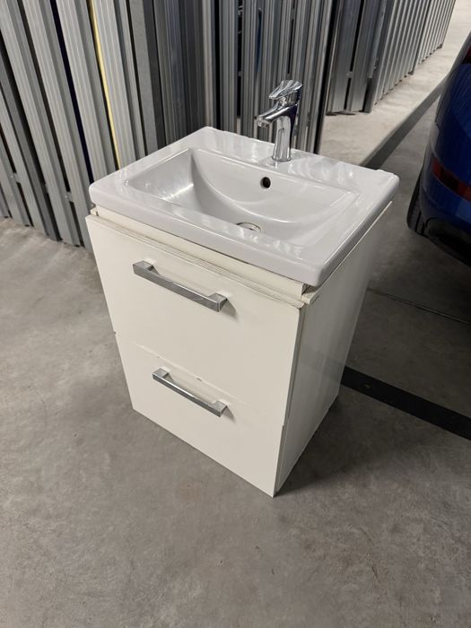 Umywalka cersanit z szafką i baterią