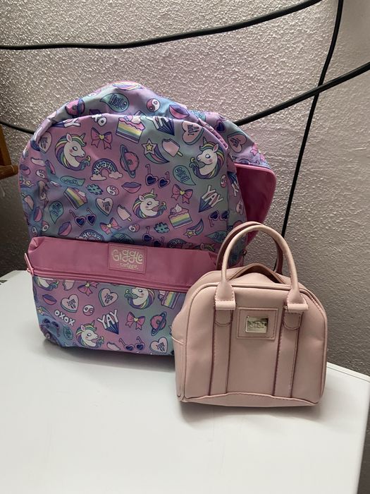 Uma mochila grande e uma pequena